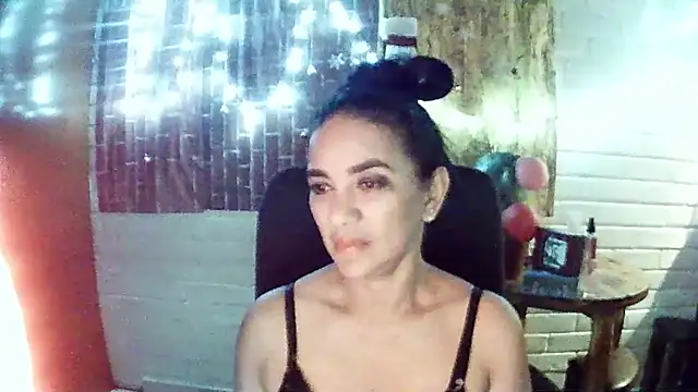 MiiaVelasquez online show from 12.23.25