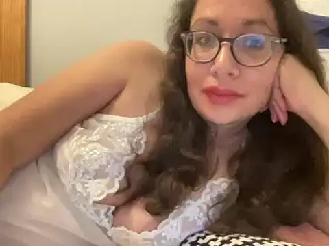 Snapshot of RosaFreya chatting on 09.24.25 RosaFreya online show from 09.24.25