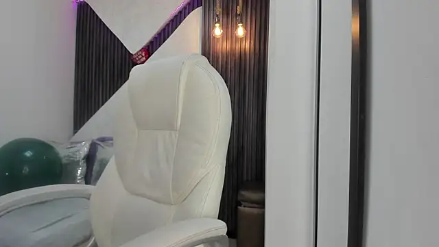 Snapshot of roxana_santini chatting on 11.25.25 roxana santini online show from 11.25.25