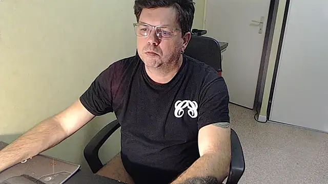 Snapshot of blueandwhite1 chatting on 12.04.25 blueandwhite1 online show from 12.04.25