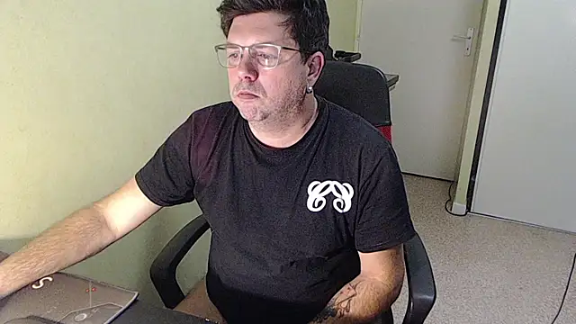 Snapshot of blueandwhite1 chatting on 12.05.25 blueandwhite1 online show from 12.05.25