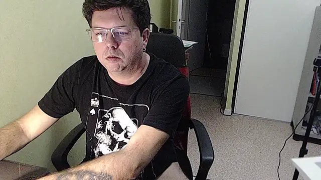 Snapshot of blueandwhite1 chatting on 12.16.25 blueandwhite1 online show from 12.16.25