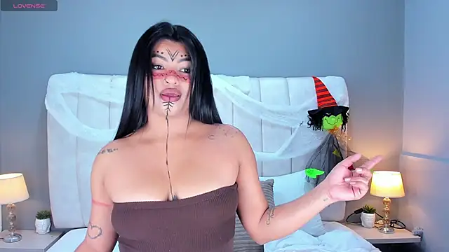 Snapshot of ScarletStarr chatting on 11.01.25 ScarletStarr online show from 11.01.25