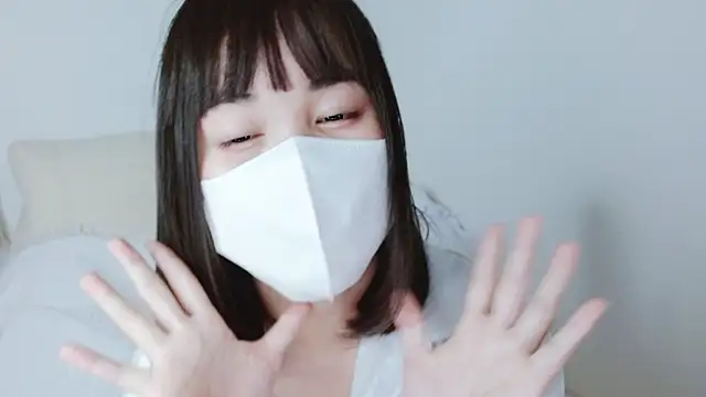 Snapshot of Zinzin_chan chatting on 11.04.25 Zinzin chan online show from 11.04.25