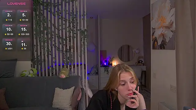 Snapshot of sofiapurex chatting on 10.12.25 sofiapurex online show from 10.12.25