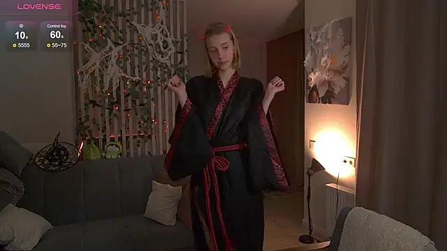 Snapshot of sofiapurex chatting on 10.30.25 sofiapurex online show from 10.30.25