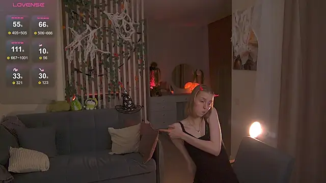 Snapshot of sofiapurex chatting on 10.31.25 sofiapurex online show from 10.31.25