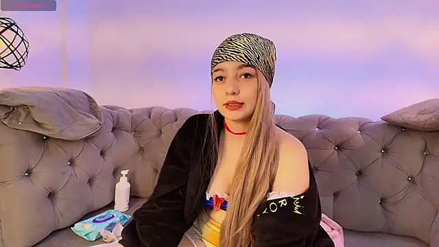 Snapshot of Zyara_ chatting on 09.12.25 Zyara online show from 09.12.25