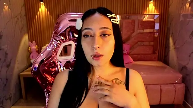 Snapshot of m_eris_s chatting on 10.04.25 m eris s online show from 10.04.25