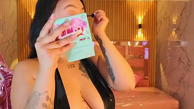 Snapshot of m_eris_s chatting on 11.10.25 m eris s online show from 11.10.25