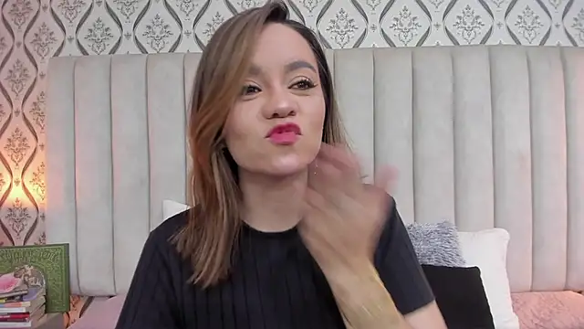 Snapshot of Sky_Junne chatting on 10.12.25 Sky Junne online show from 10.12.25