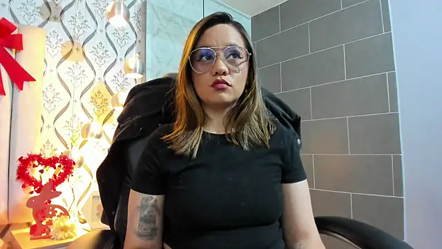 Snapshot of Sky_Junne chatting on 11.14.25 Sky Junne online show from 11.14.25