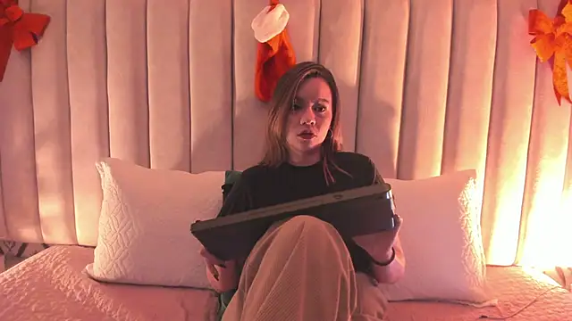 Snapshot of Sky_Junne chatting on 11.29.25 Sky Junne online show from 11.29.25