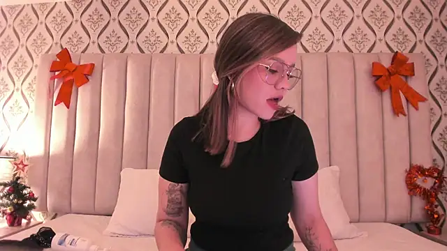 Snapshot of Sky_Junne chatting on 11.30.25 Sky Junne online show from 11.30.25