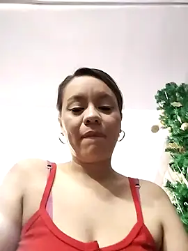 Snapshot of Sky_Junne chatting on 12.05.25 Sky Junne online show from 12.05.25