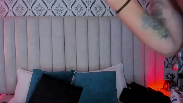 Snapshot of Sky_Junne chatting on 04.11.26 Sky Junne online show from 04.11.26