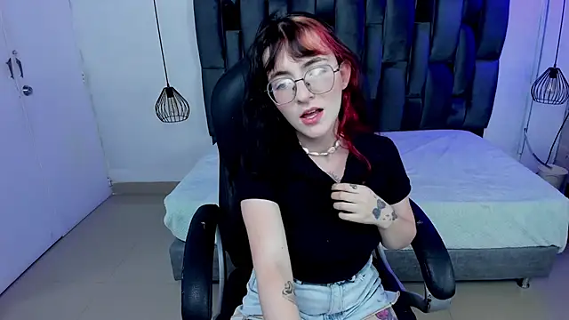 Snapshot of AfroditaLeclair chatting on 11.06.25 AfroditaLeclair online show from 11.06.25