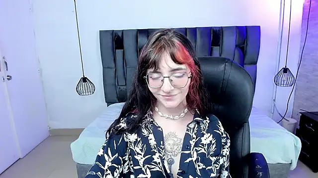 Snapshot of AfroditaLeclair chatting on 11.10.25 AfroditaLeclair online show from 11.10.25