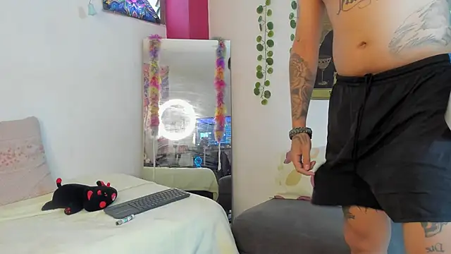 Snapshot of rosse_dredd chatting on 09.30.25 rosse dredd online show from 09.30.25