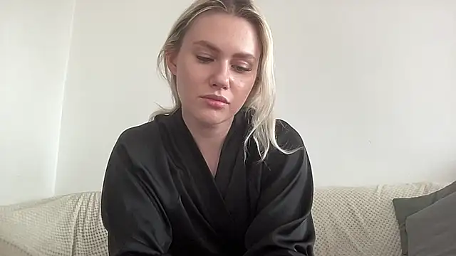 Snapshot of ElaraLuxxxe chatting on 10.14.25 ElaraLuxxxe online show from 10.14.25