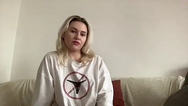 Snapshot of ElaraLuxxxe chatting on 10.21.25 ElaraLuxxxe online show from 10.21.25