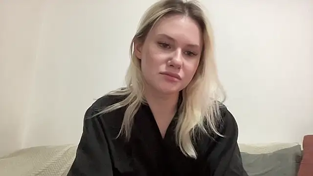 Snapshot of ElaraLuxxxe chatting on 11.26.25 ElaraLuxxxe online show from 11.26.25