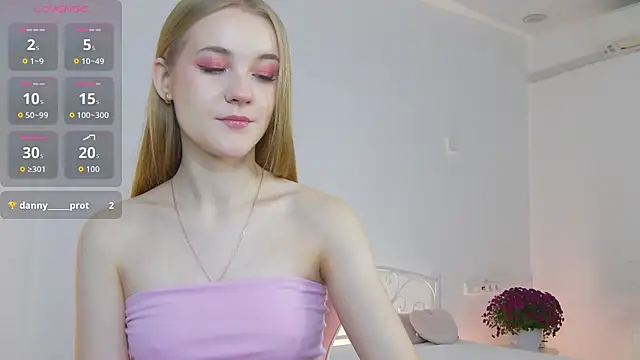 Snapshot of KumiKruz chatting on 11.10.25 KumiKruz online show from 11.10.25