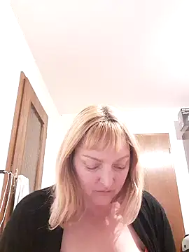 Snapshot of LiluLiluLilu chatting on 09.27.25 LiluLiluLilu online show from 09.27.25