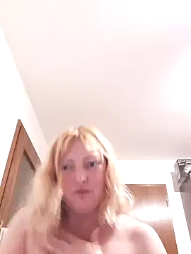 Snapshot of LiluLiluLilu chatting on 10.12.25 LiluLiluLilu online show from 10.12.25