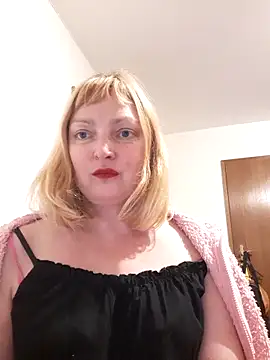 Snapshot of LiluLiluLilu chatting on 11.03.25 LiluLiluLilu online show from 11.03.25