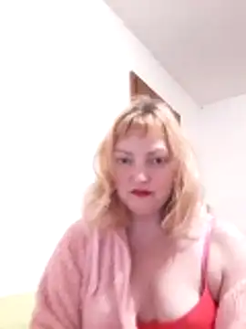 Snapshot of LiluLiluLilu chatting on 11.04.25 LiluLiluLilu online show from 11.04.25