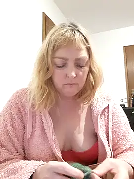 Snapshot of LiluLiluLilu chatting on 11.06.25 LiluLiluLilu online show from 11.06.25