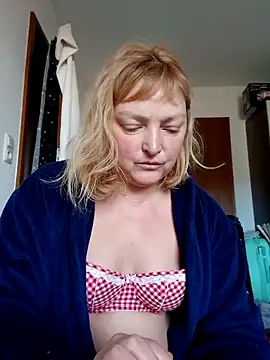 Snapshot of LiluLiluLilu chatting on 04.11.26 LiluLiluLilu online show from 04.11.26