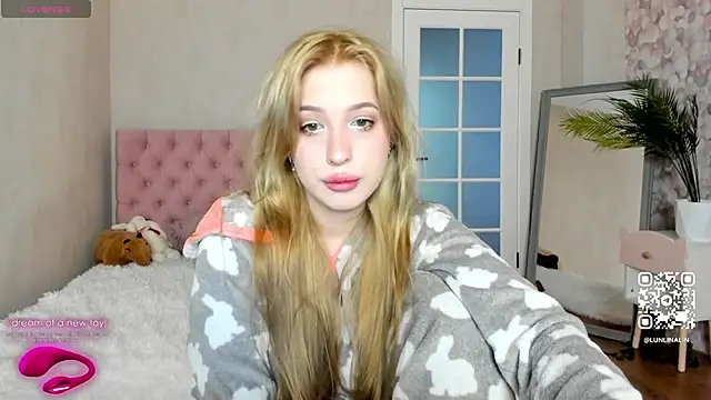 Snapshot of LightStar_18 chatting on 10.02.25 LightStar 18 online show from 10.02.25