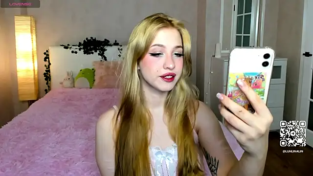 Snapshot of LightStar_18 chatting on 10.20.25 LightStar 18 online show from 10.20.25