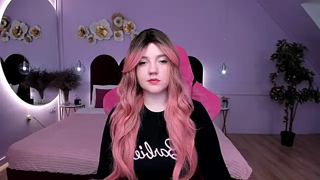 Snapshot of AlmaSound chatting on 11.08.25 AlmaSound online show from 11.08.25