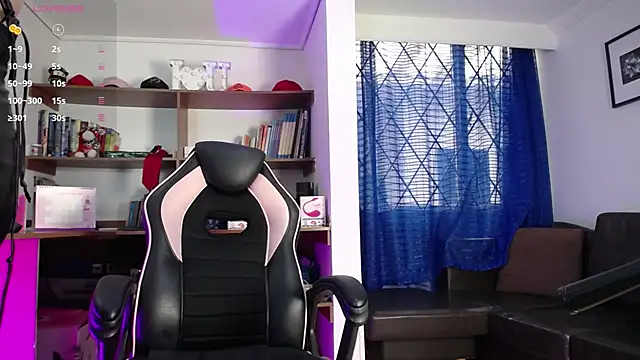 Snapshot of GretaVoss_ chatting on 11.14.25 GretaVoss online show from 11.14.25