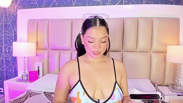 Snapshot of HatsaJones chatting on 03.04.26 HatsaJones online show from 03.04.26