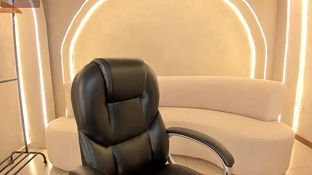 Snapshot of NinaBlum chatting on 11.07.25 NinaBlum online show from 11.07.25