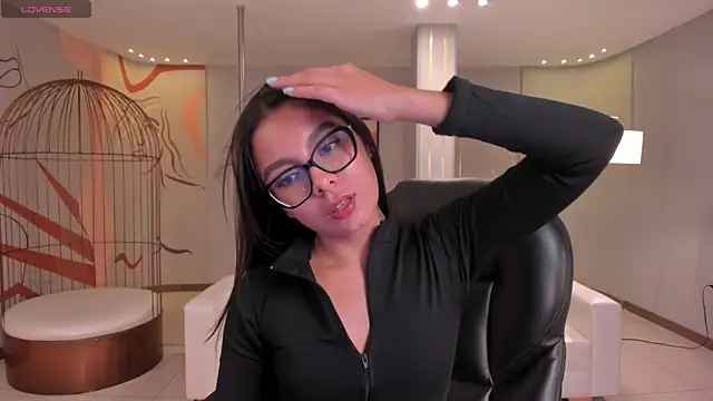 Snapshot of NinaBlum chatting on 11.28.25 NinaBlum online show from 11.28.25