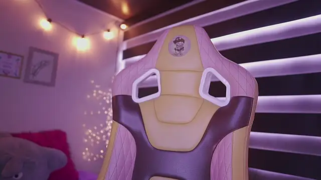 Snapshot of Rebecah_1 chatting on 11.19.25 Rebecah 1 online show from 11.19.25