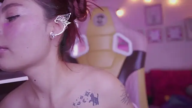 Snapshot of Rebecah_1 chatting on 11.27.25 Rebecah 1 online show from 11.27.25