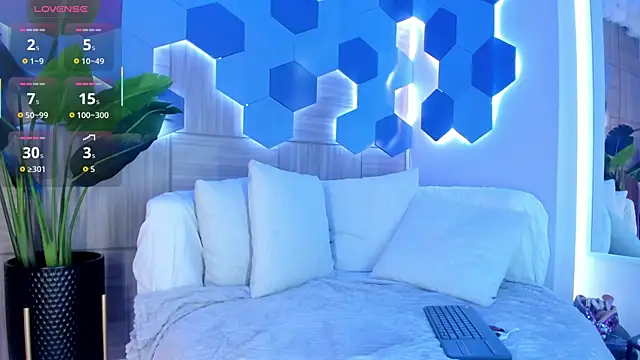 RoxyLior online show from 10.04.25