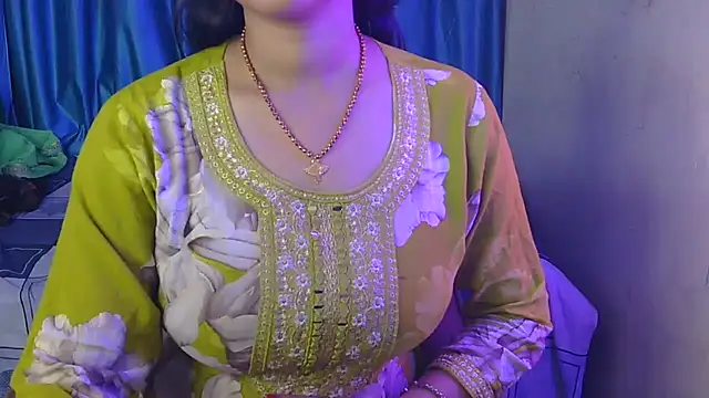 Snapshot of priya-kumari22 chatting on 11.15.25 priya-kumari22 online show from 11.15.25