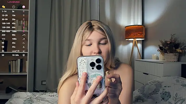 Snapshot of ErinBissonnette chatting on 10.26.25 ErinBissonnette online show from 10.26.25