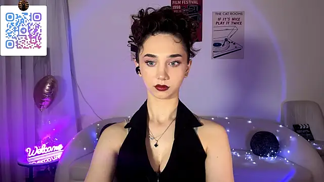 Snapshot of LinaMour chatting on 06.17.26 LinaMour online show from 06.17.26