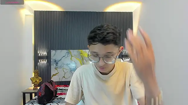 SantiagoRusso18 online show from 12.15.25