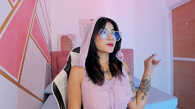 Snapshot of Lucy_boobss chatting on 02.14.26 Lucy boobss online show from 02.14.26