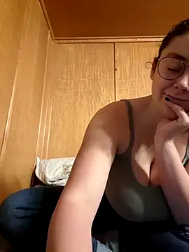 Snapshot of YoungLiisaxx chatting on 11.17.25 YoungLiisaxx online show from 11.17.25