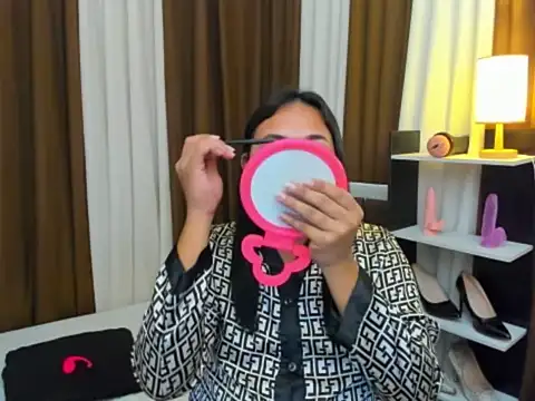 TsUncutKaren online show from 10.17.25